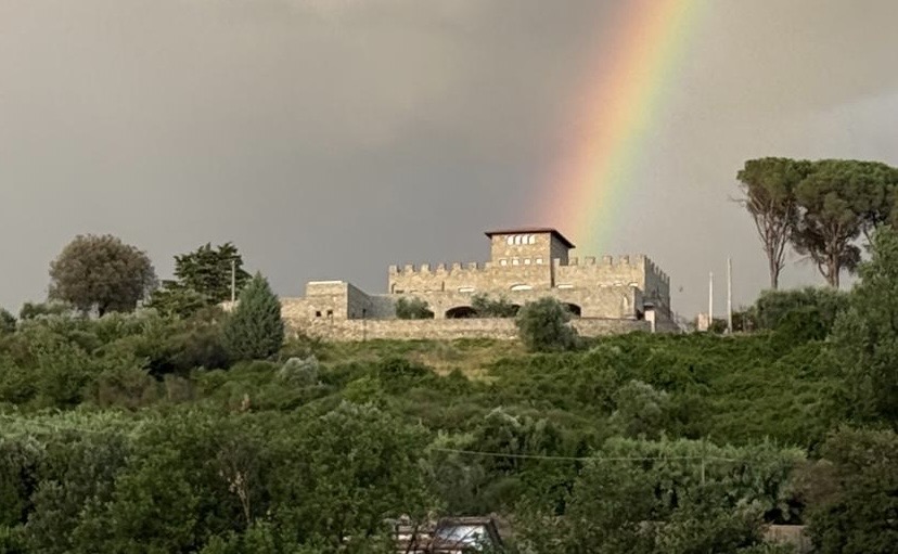 Fronte Castello con Arcobaleno